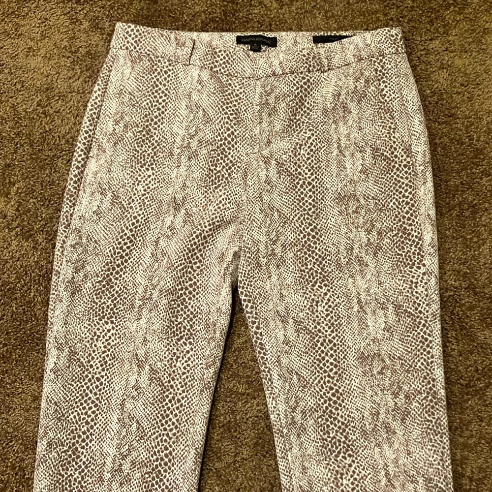 BANANA REPUBLIC SNAKESKIN DRESS PANTS. AVERY STYLE. SIZE 6. WAIST IS 16”. EUC